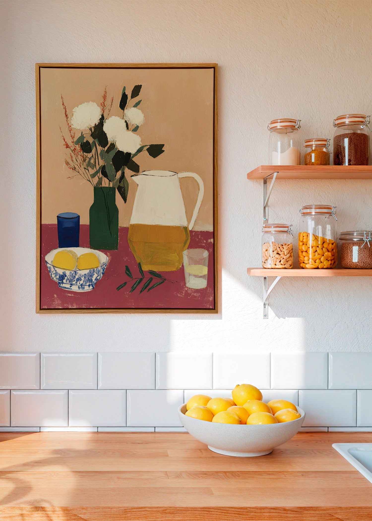 Køkkenkunst med kande og hvide blomster – Canvas2
