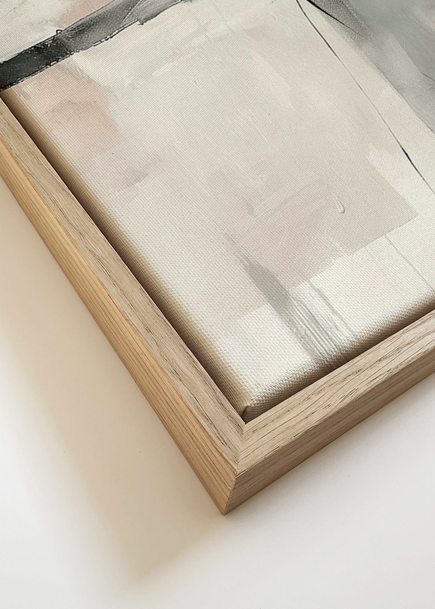 Abstrakt maleri med sarte linjer og grå flader – Canvas detail