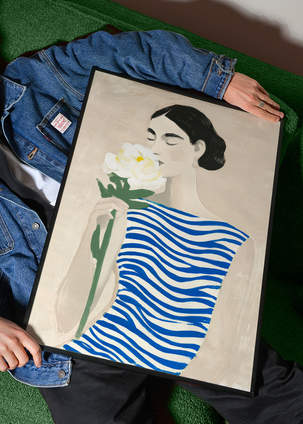 Botanisk plakat: kvinde med blomst og blå striber – Product1