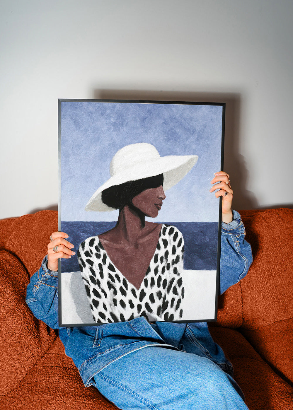 Illustration af kvinde med hat ved havet – Product1