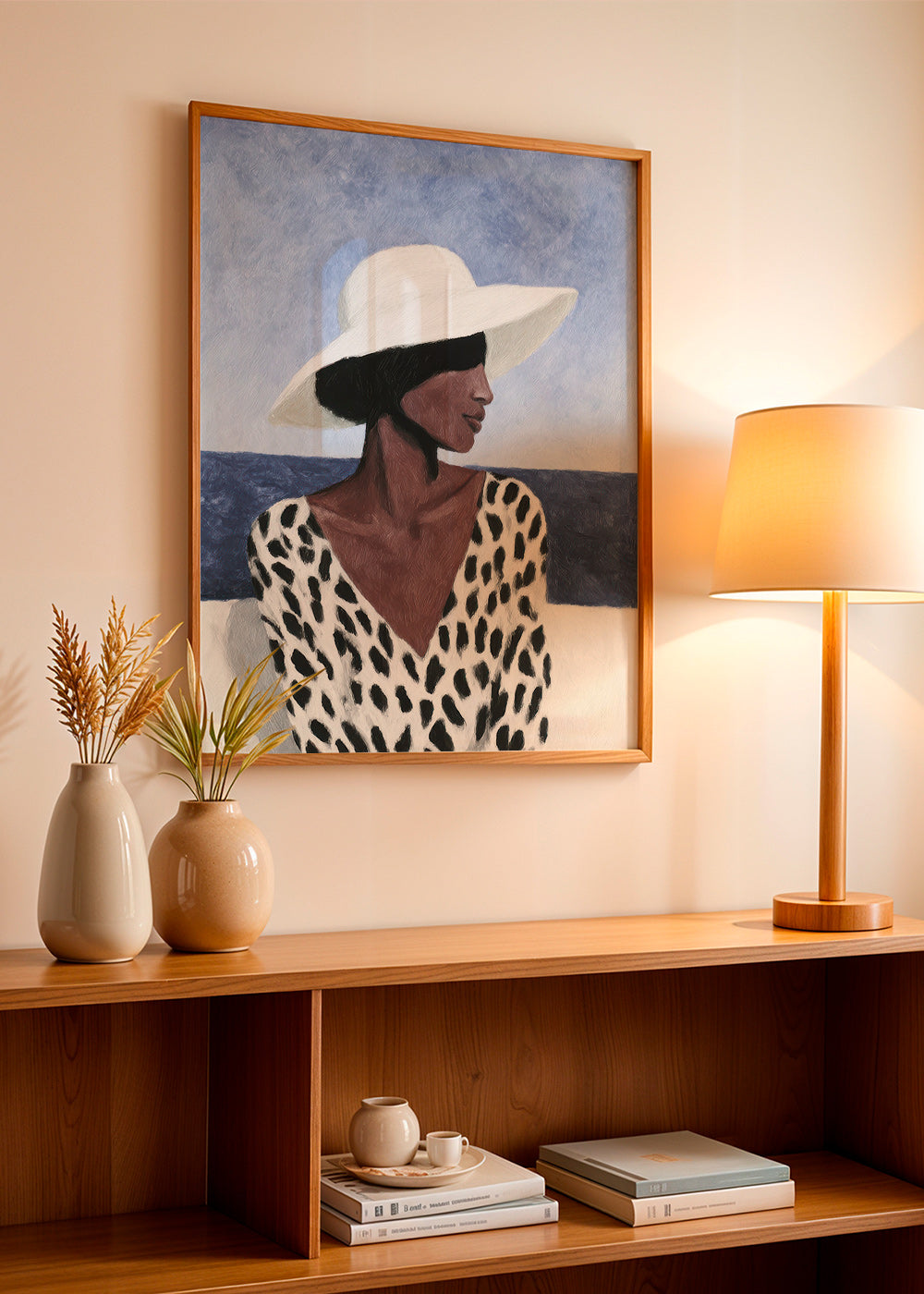 Illustration af kvinde med hat ved havet – Product3