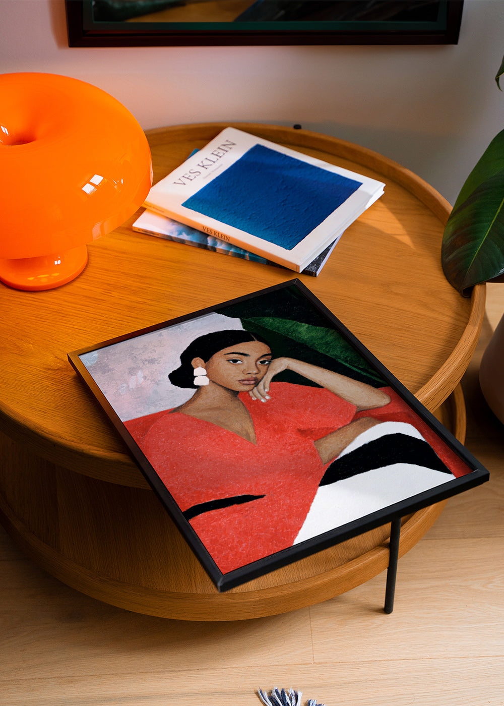 Illustration af kvinde i rød kjole med tropisk blad – Product1