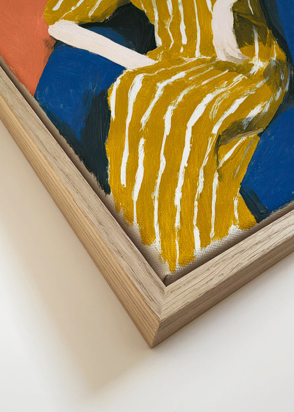 Illustration: siddende kvinde i gyldent stribet kjole – Canvas detail