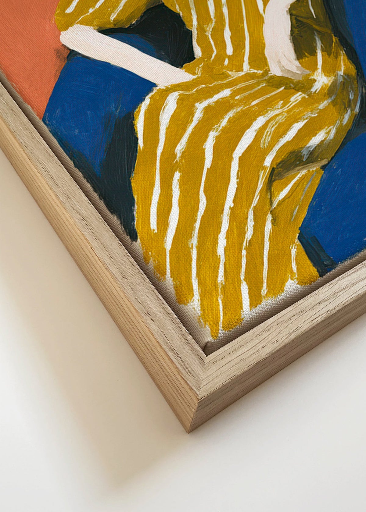 Illustration: siddende kvinde i gyldent stribet kjole – Canvas detail