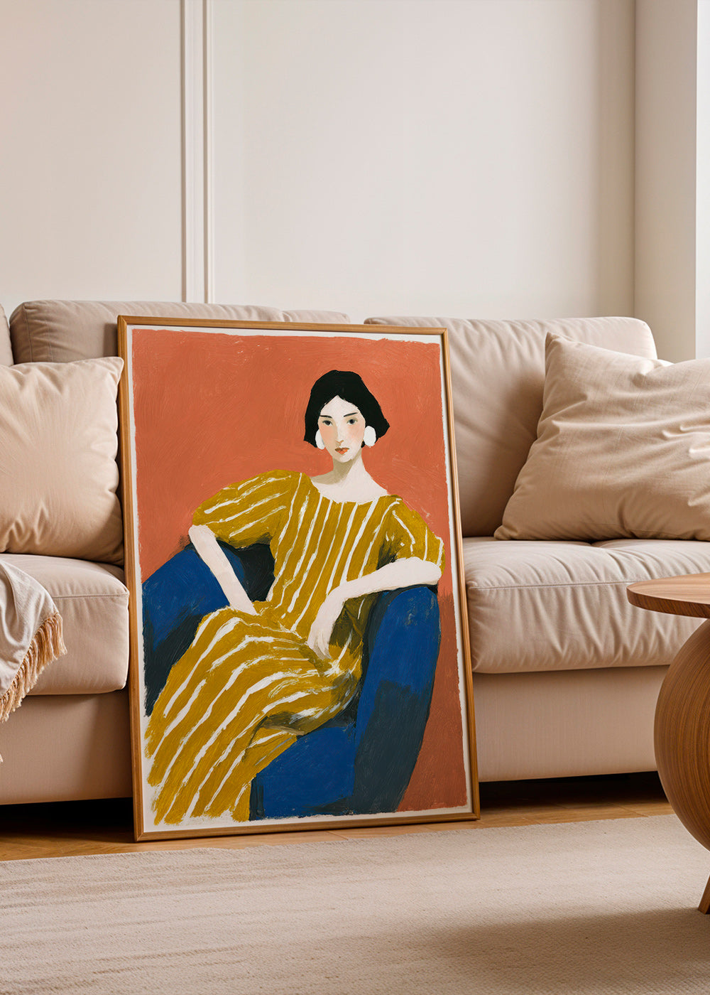 Illustration: siddende kvinde i gyldent stribet kjole – Product1
