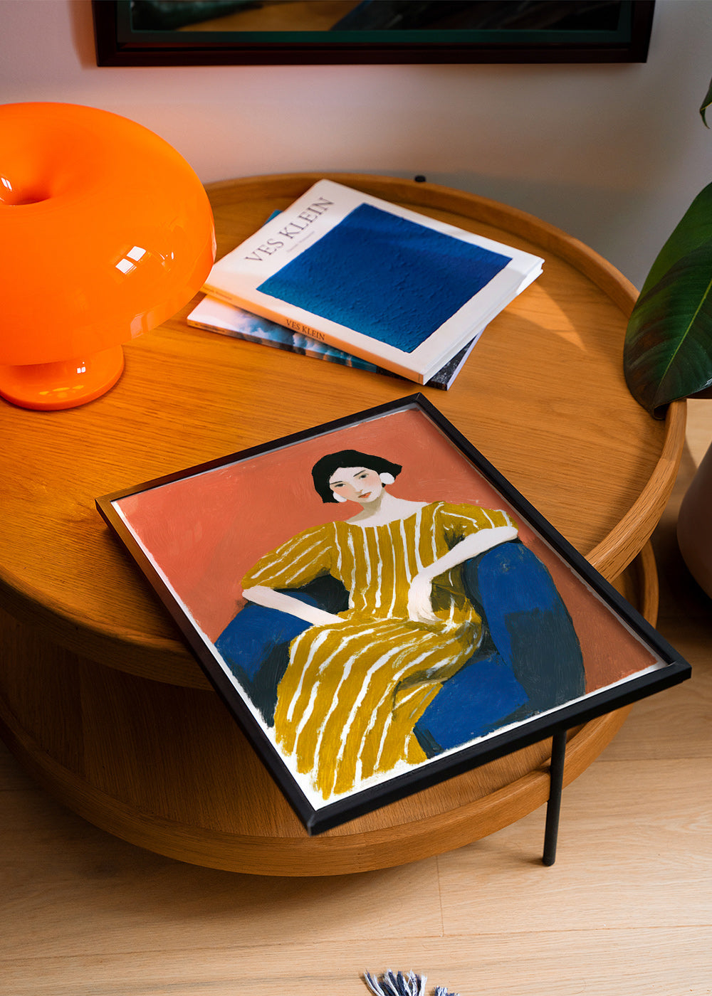 Illustration: siddende kvinde i gyldent stribet kjole – Product2