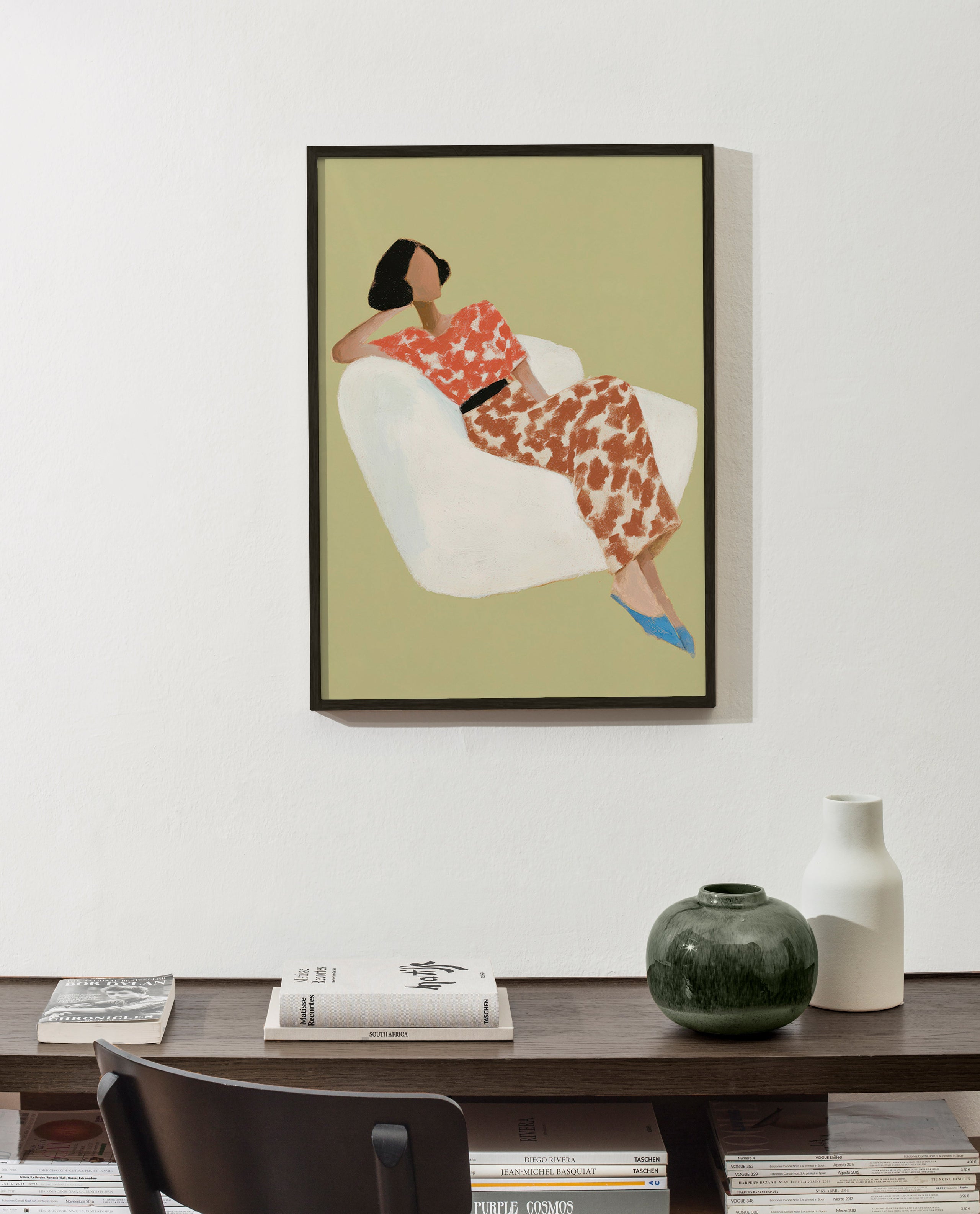 Illustration af liggende figur i hvid stol – Product1