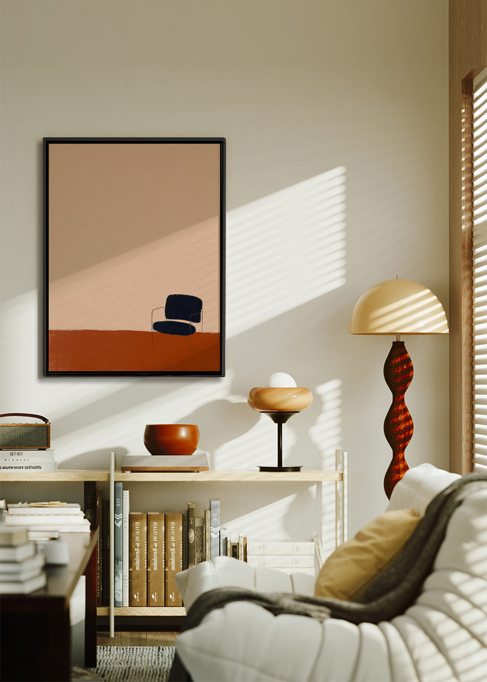 Minimalistisk plakat stol på okker gulv