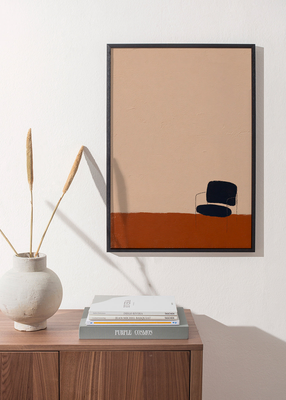 Minimalistisk plakat stol på okker gulv