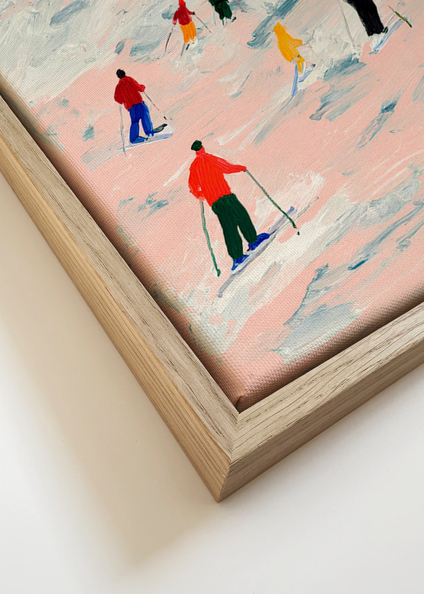 Sportkunst skikørsel på farverig bakke