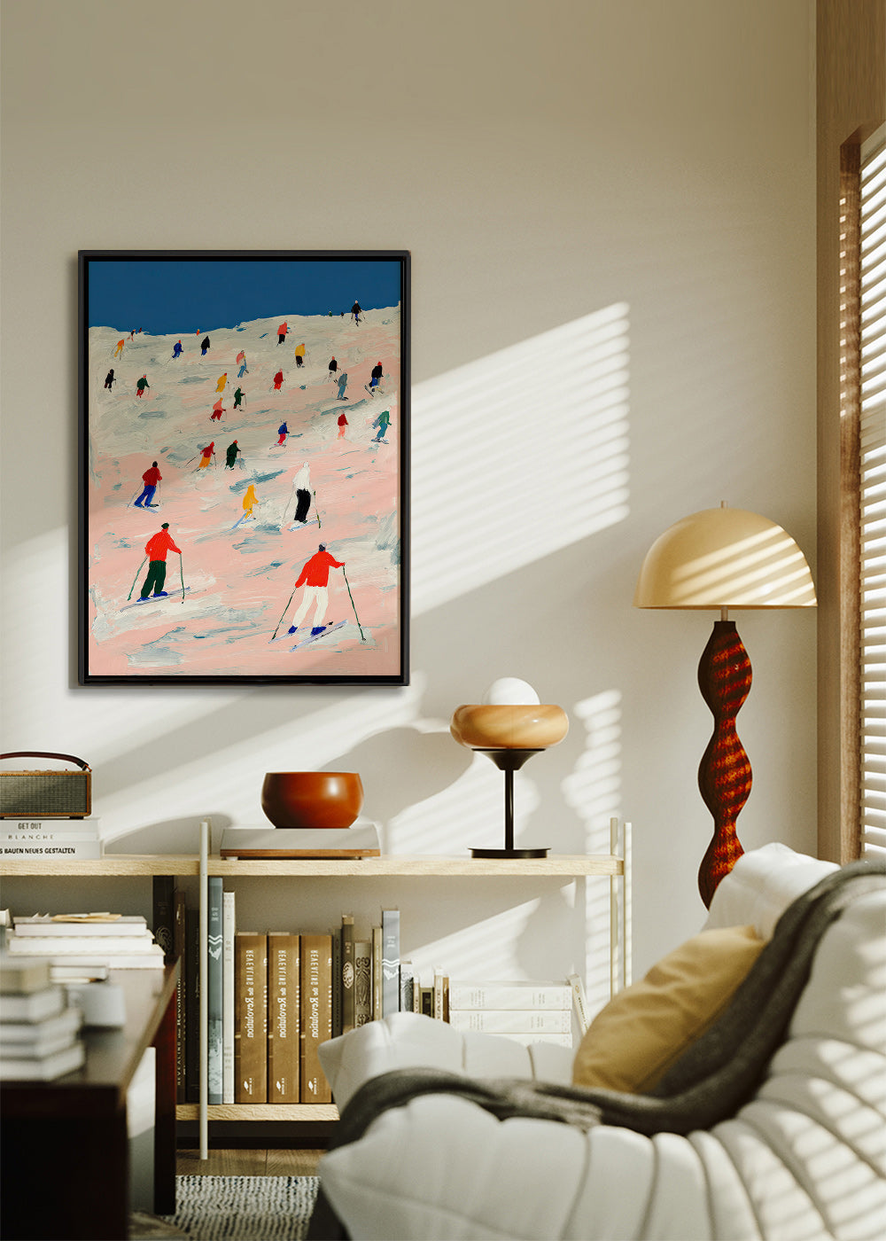 Sportkunst skikørsel på farverig bakke