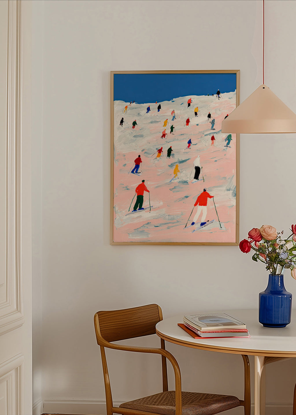 Sportkunst skikørsel på farverig bakke