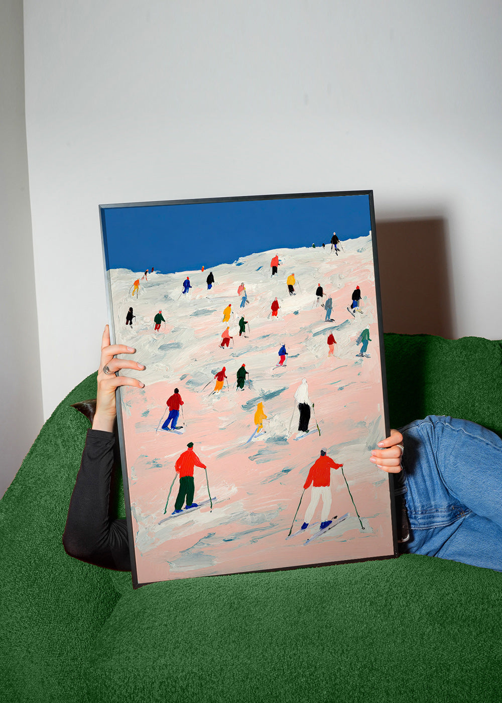 Sportkunst skikørsel på farverig bakke