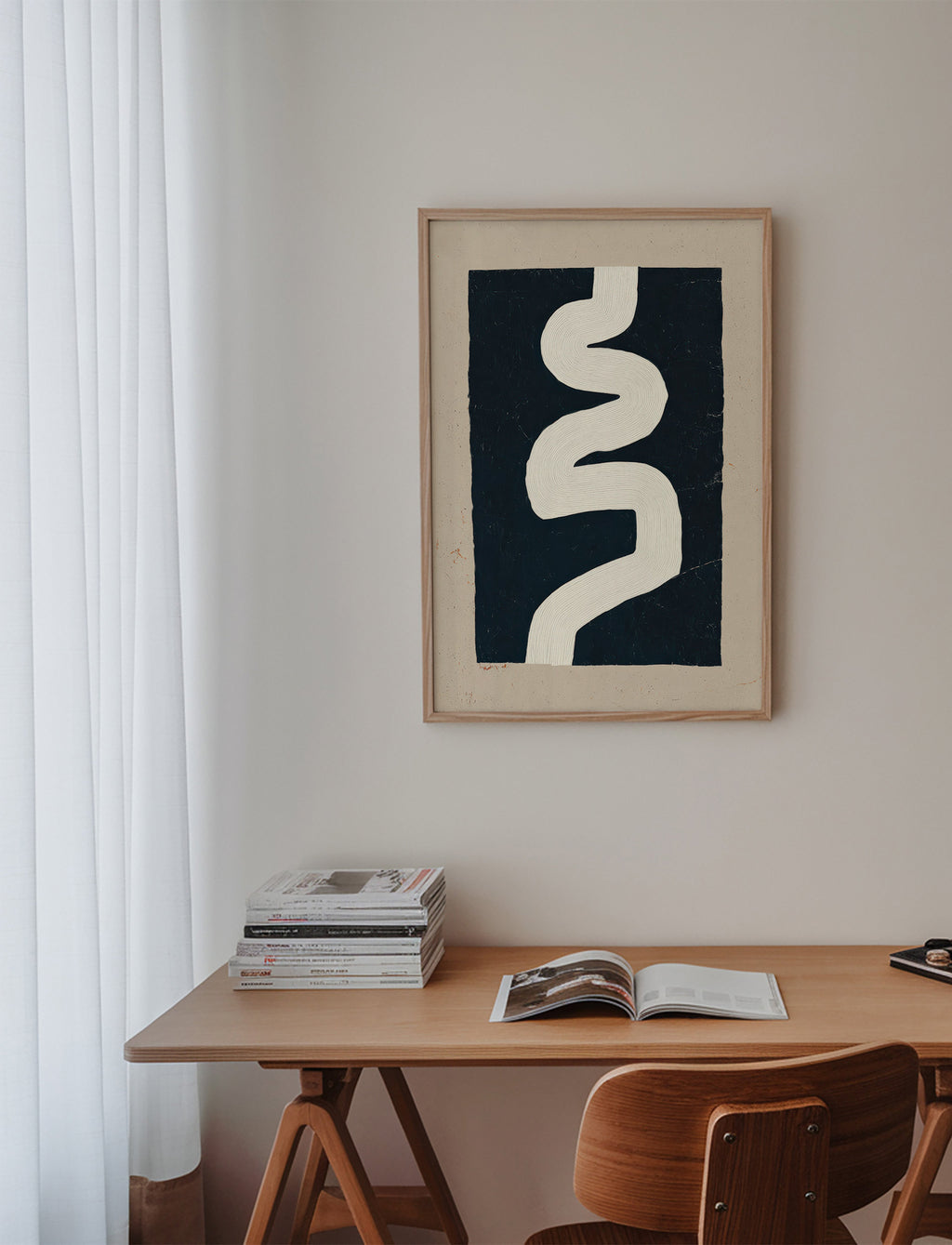 Minimalistisk print hvid kurve på mørk flade