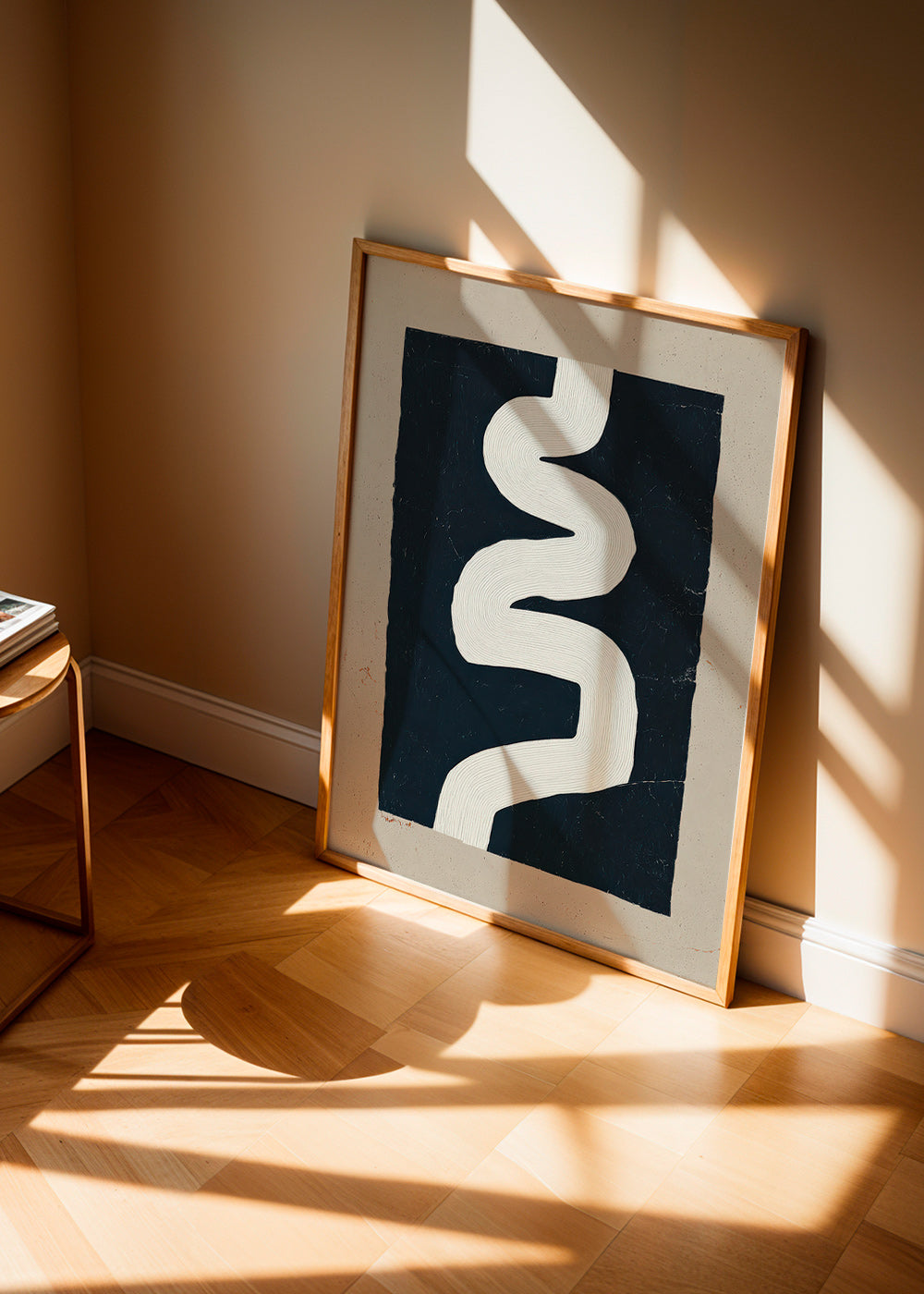 Minimalistisk print hvid kurve på mørk flade