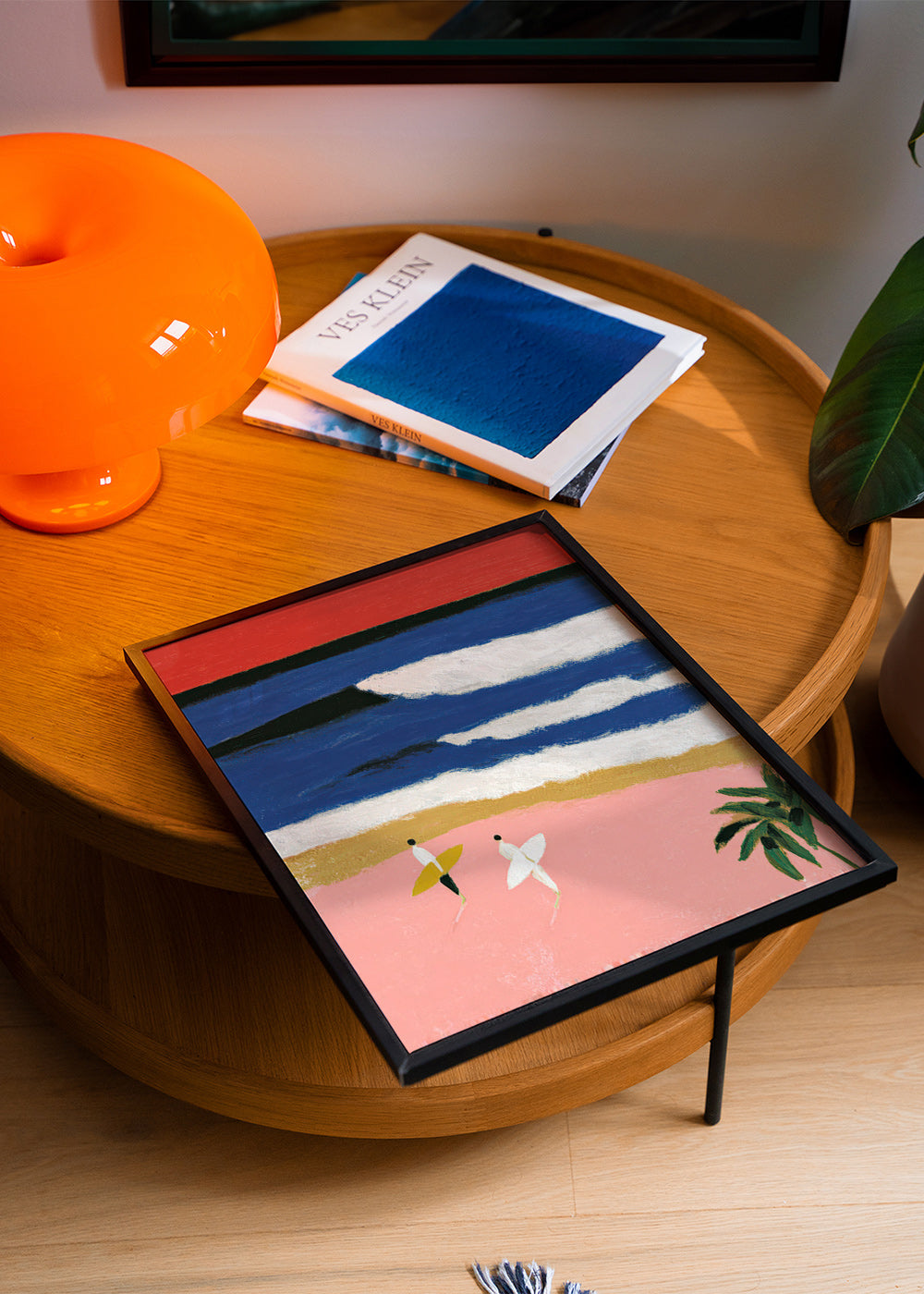 Landskabsmaleri med surfere og rosa sand