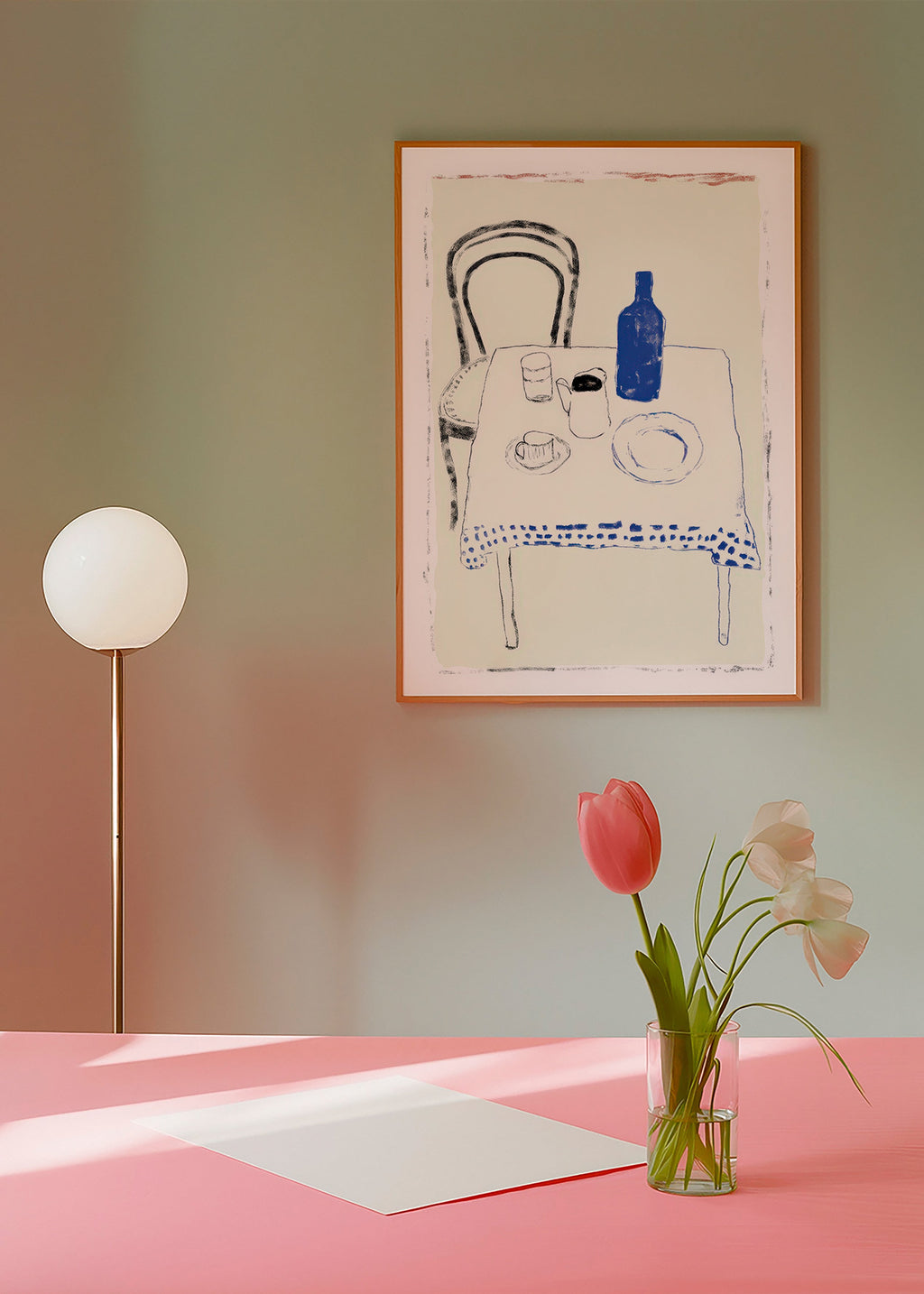 Køkkenkunst med blå flaske og enkelt service