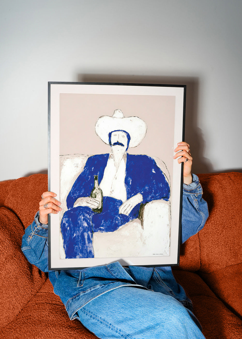 Illustration af siddende blå cowboy