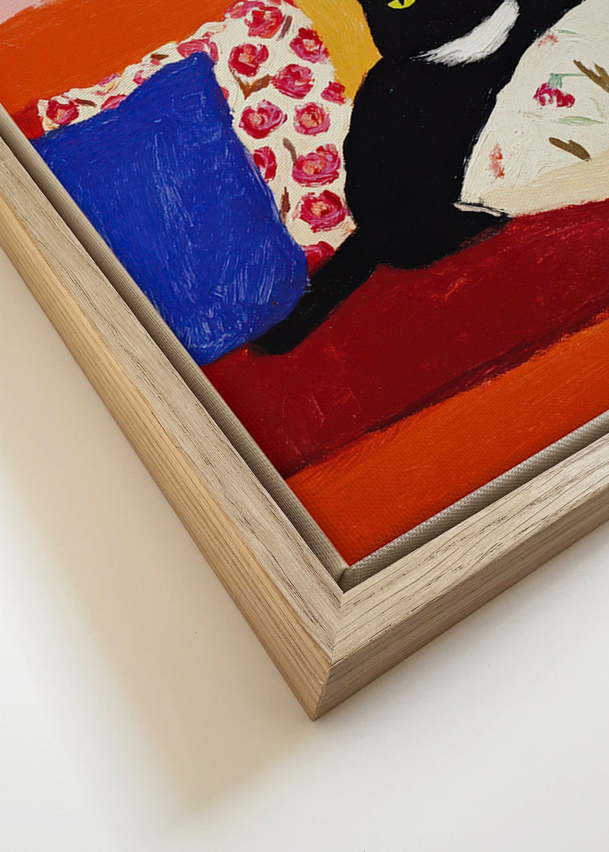 Kunst sort kat på farverig sofa