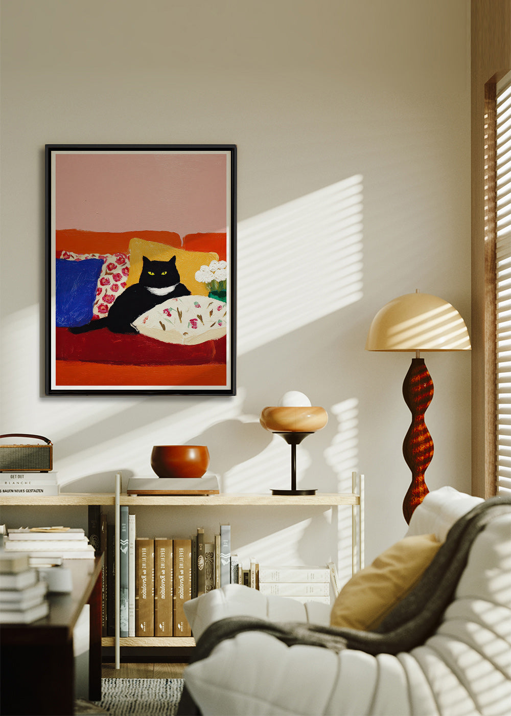 Kunst sort kat på farverig sofa