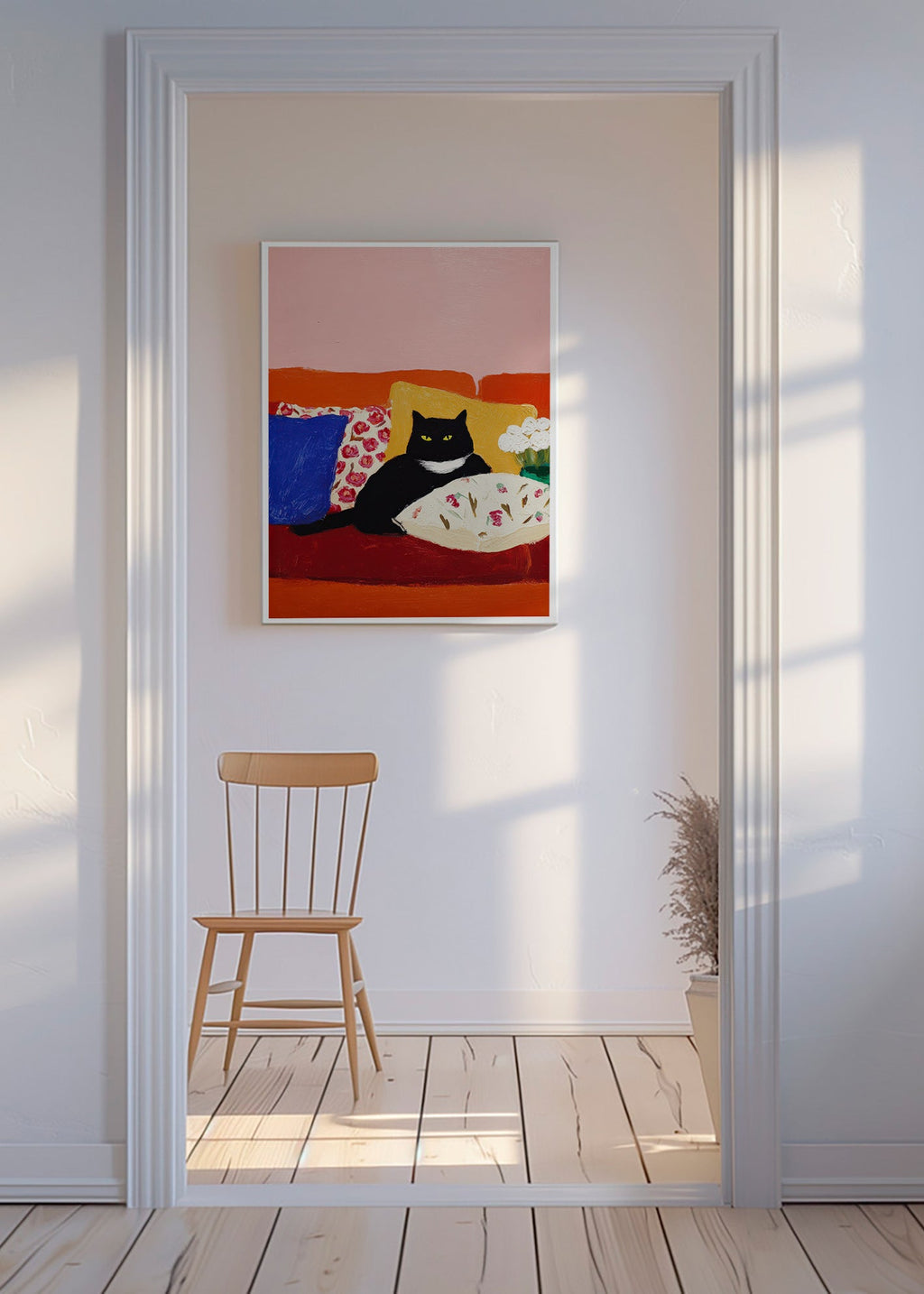 Kunst sort kat på farverig sofa