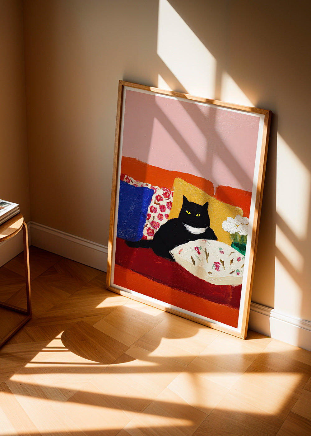 Kunst sort kat på farverig sofa