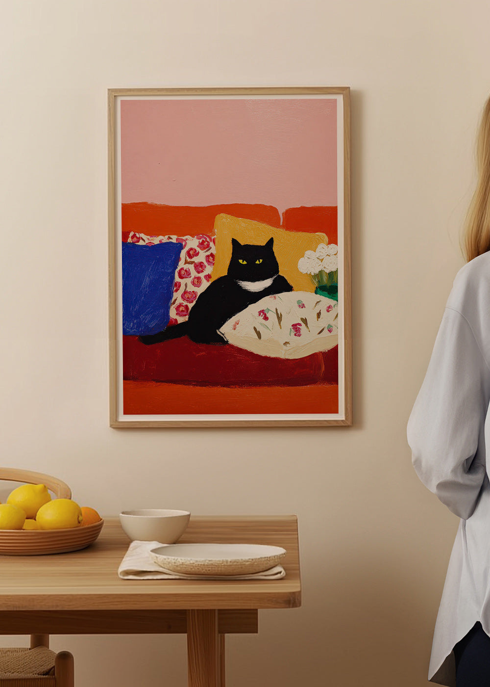 Kunst sort kat på farverig sofa