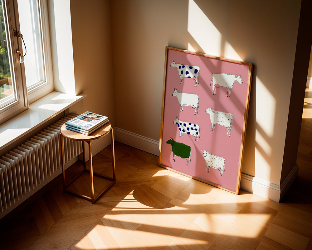 Kunst med legesyge køer på lyserød baggrund