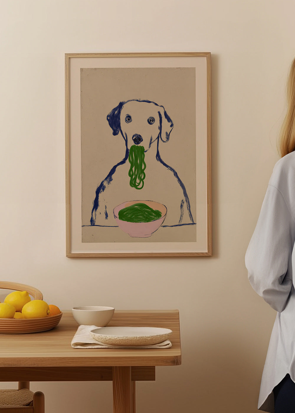 Køkkenkunst: hund spiser nudler