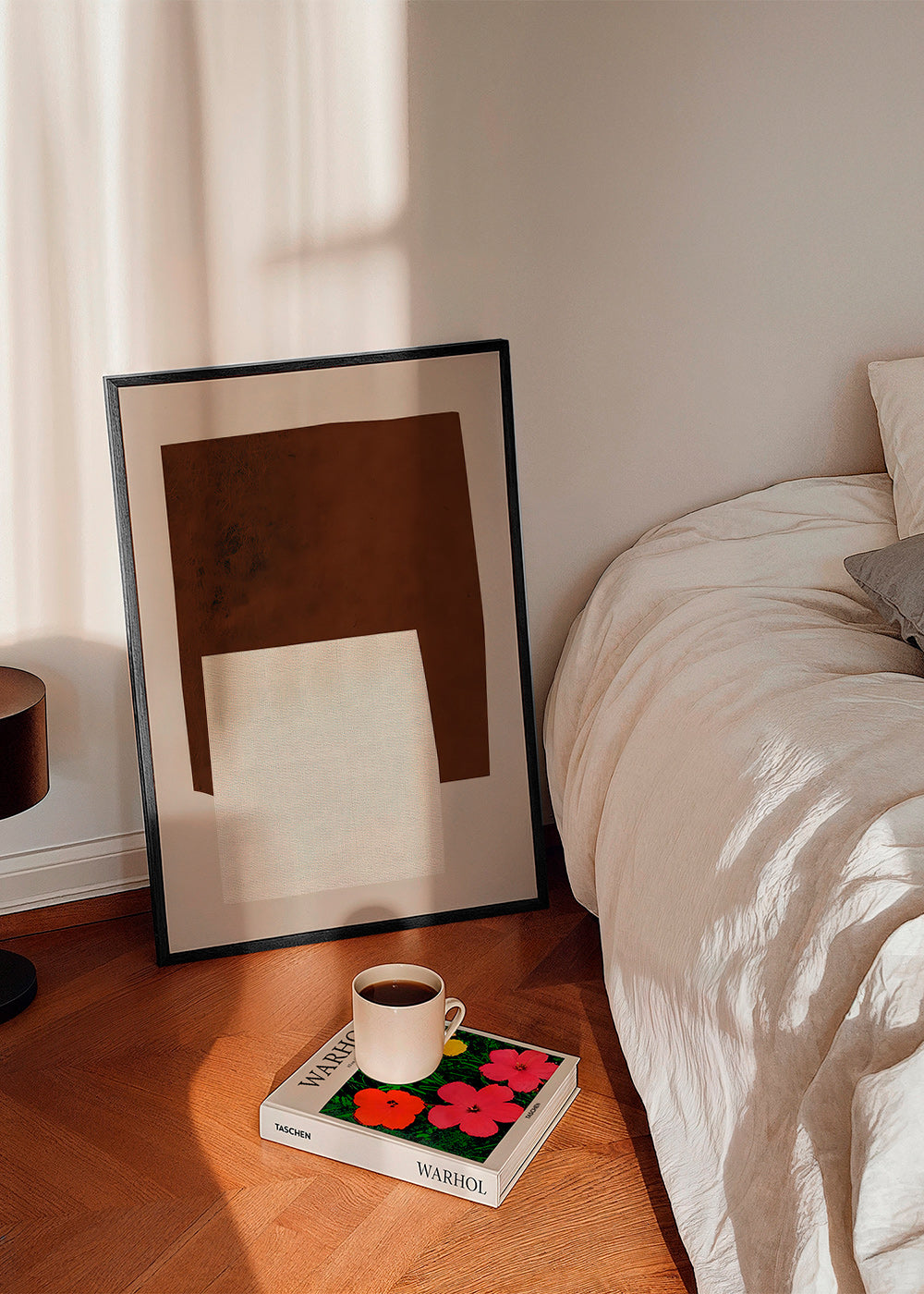 Minimalistisk kunst med brune og creme former