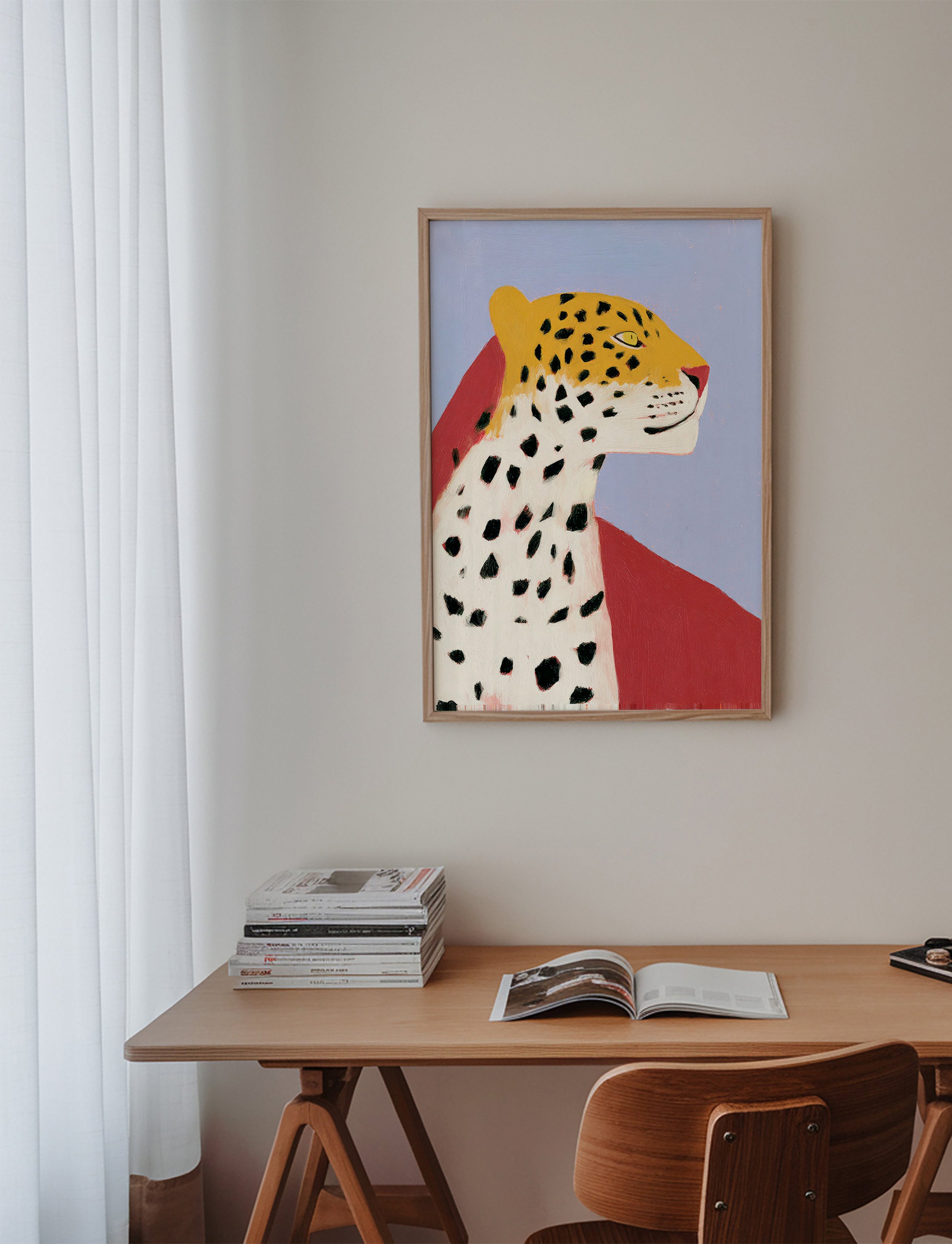 Leopard i profil på lavendelfarvet baggrund