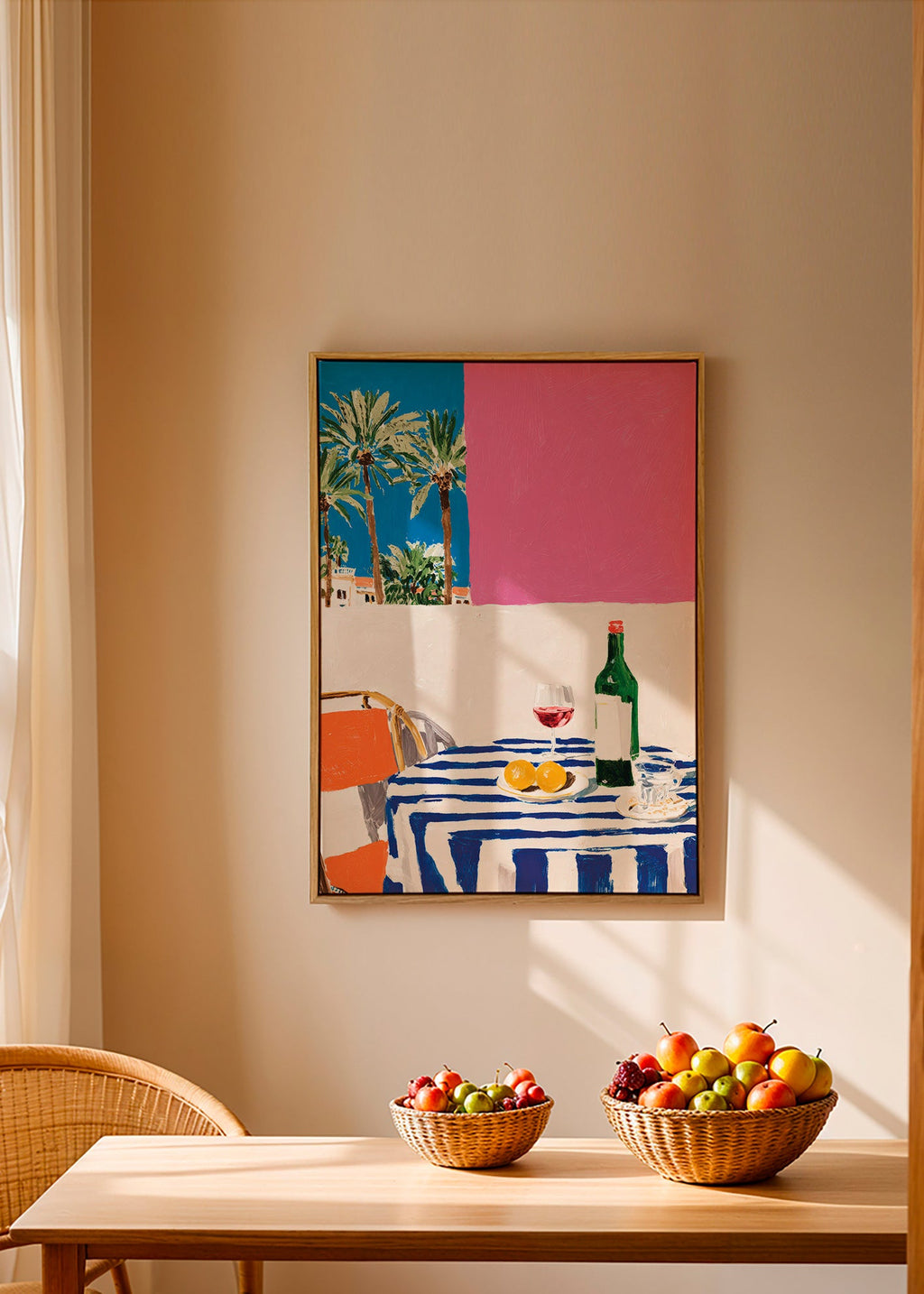 Køkkenkunst med stribet bord, vin og palmer