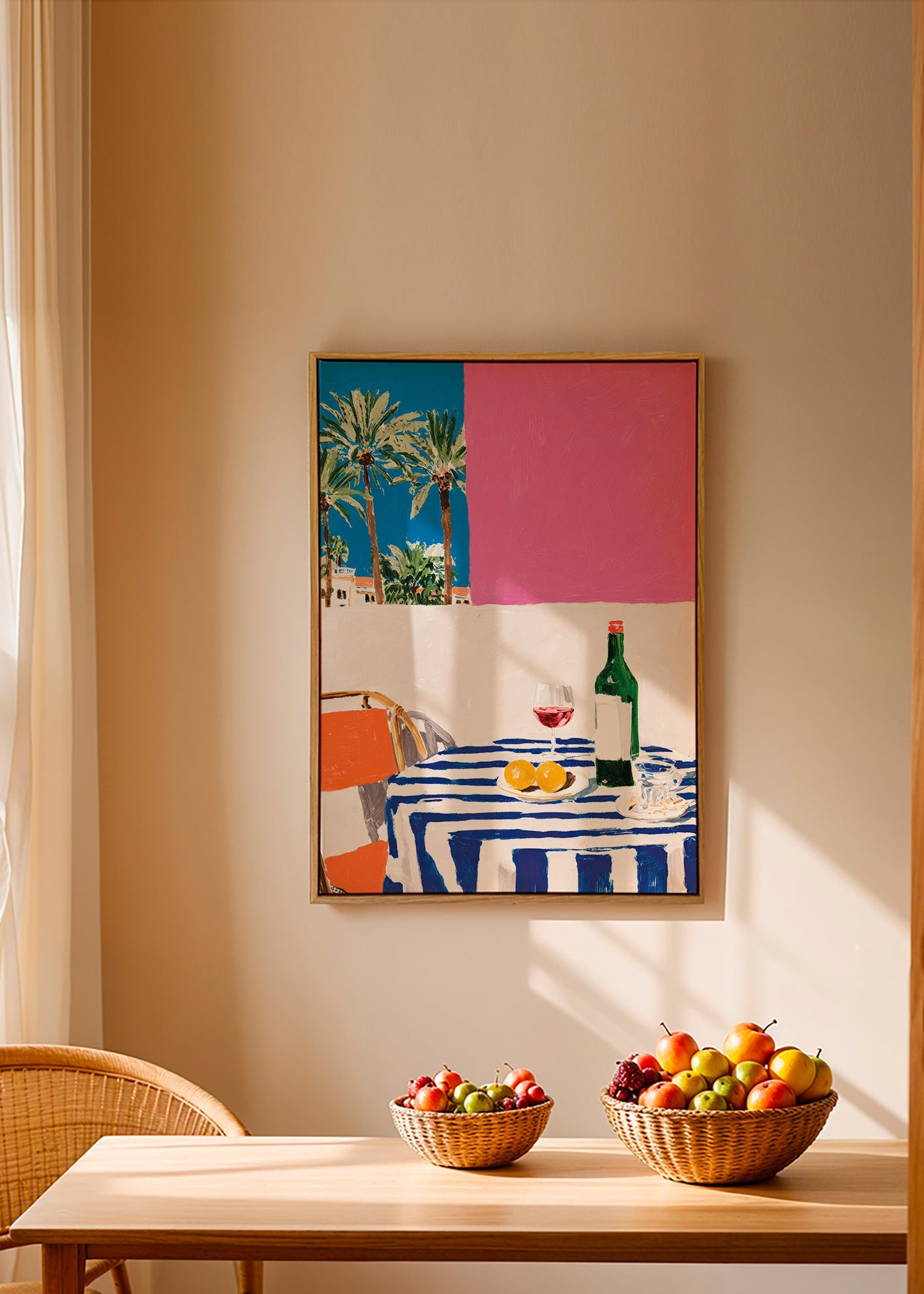 Køkkenkunst med stribet bord, vin og palmer