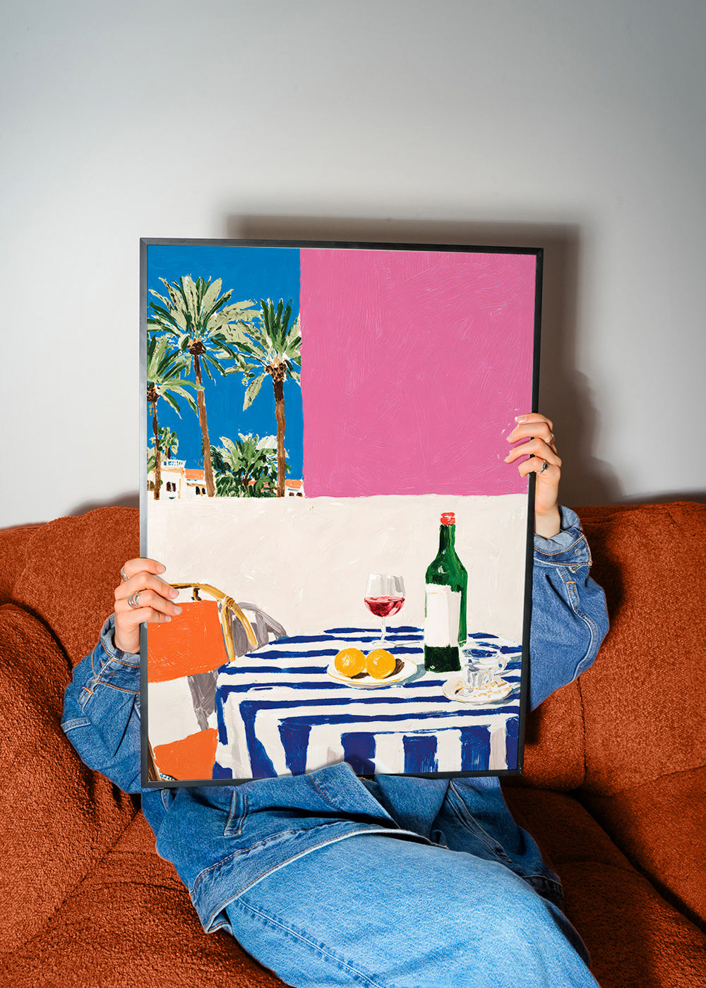 Køkkenkunst med stribet bord, vin og palmer