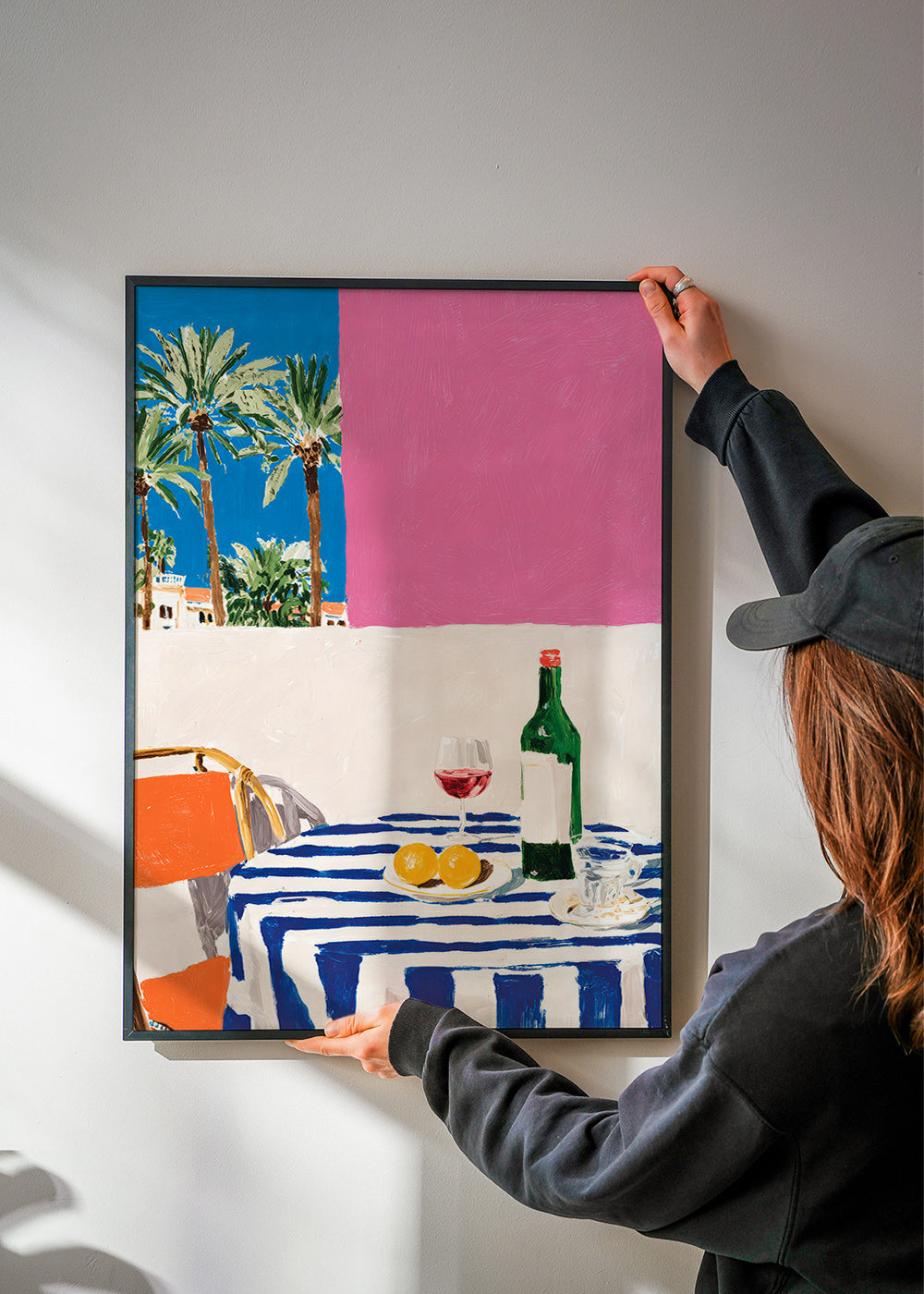 Køkkenkunst med stribet bord, vin og palmer