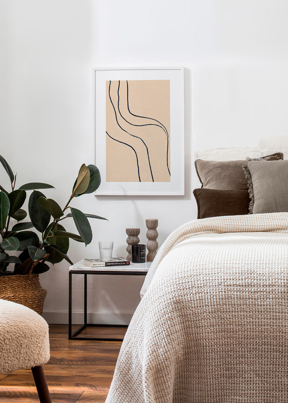 Minimalistisk billede med flydende linjer på beige