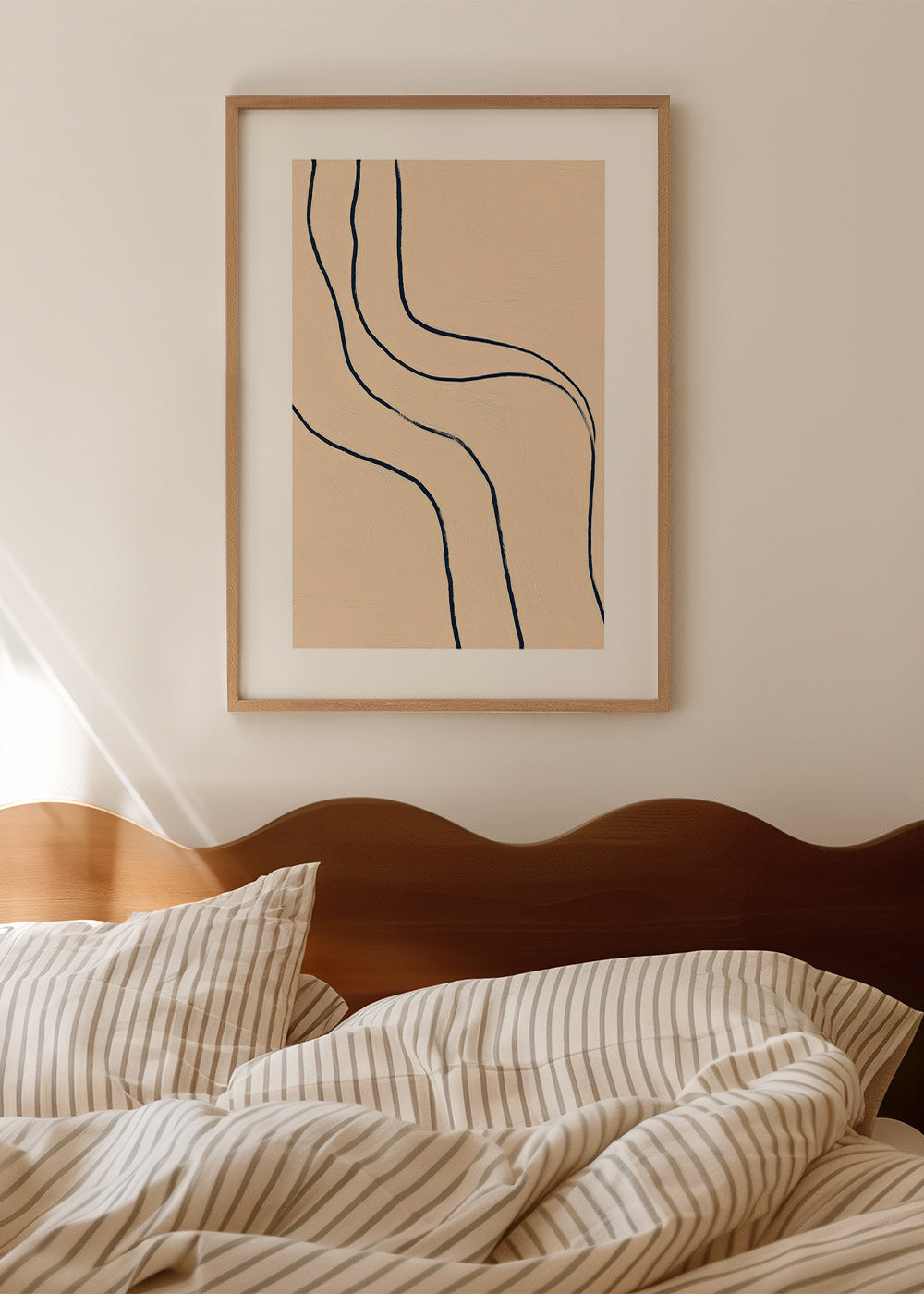 Minimalistisk billede med flydende linjer på beige