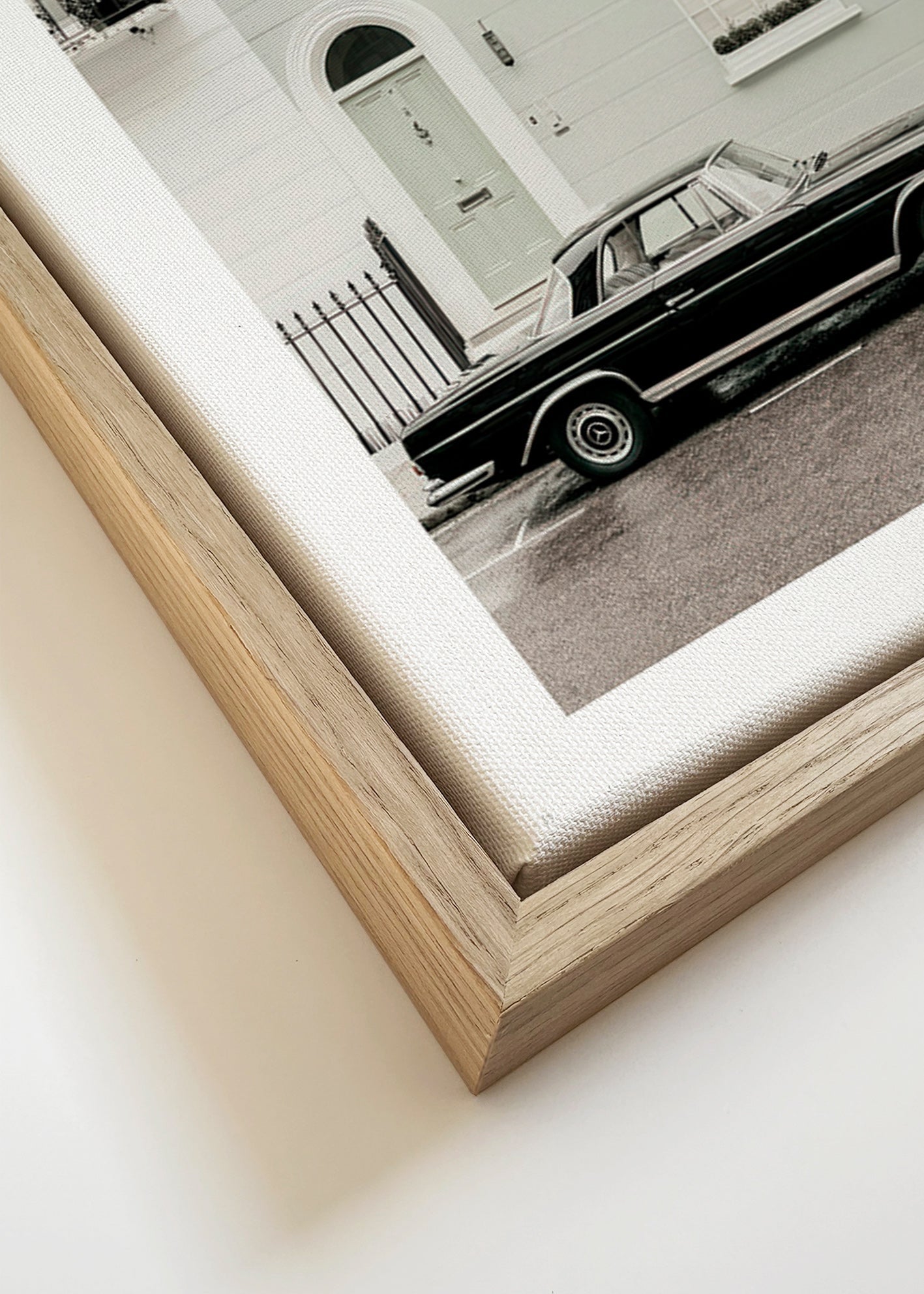 Vintage plakat klassisk bil ved byfacade