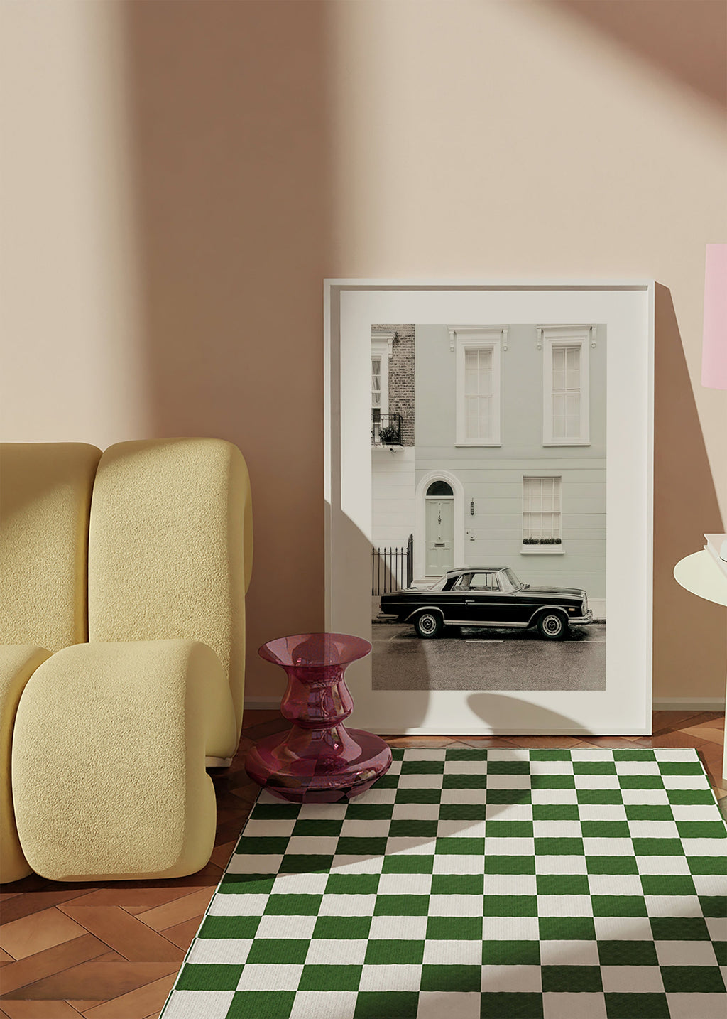 Vintage plakat klassisk bil ved byfacade