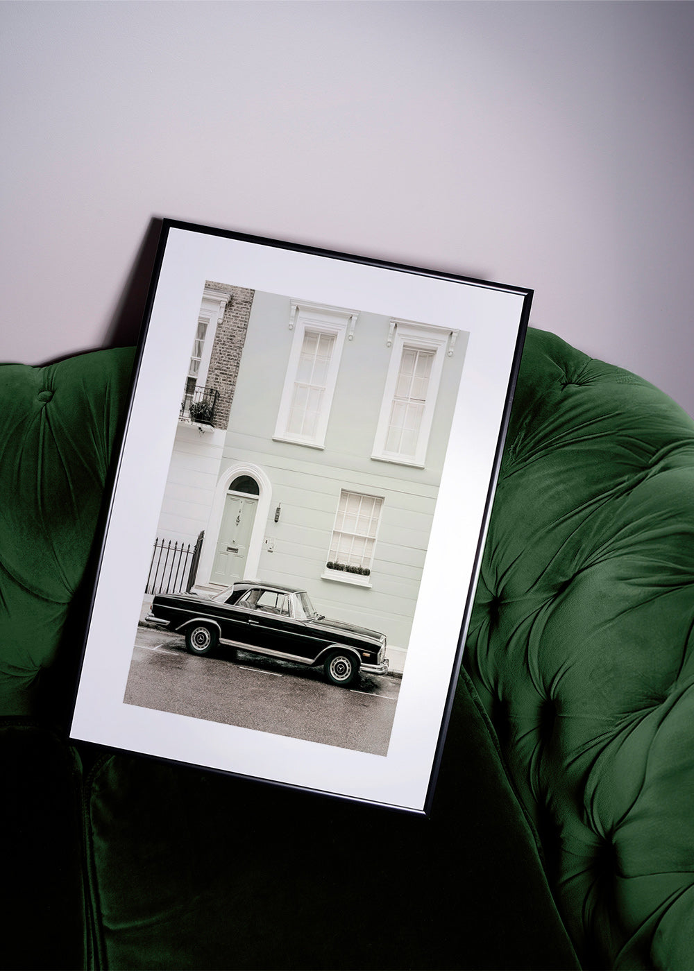 Vintage plakat klassisk bil ved byfacade