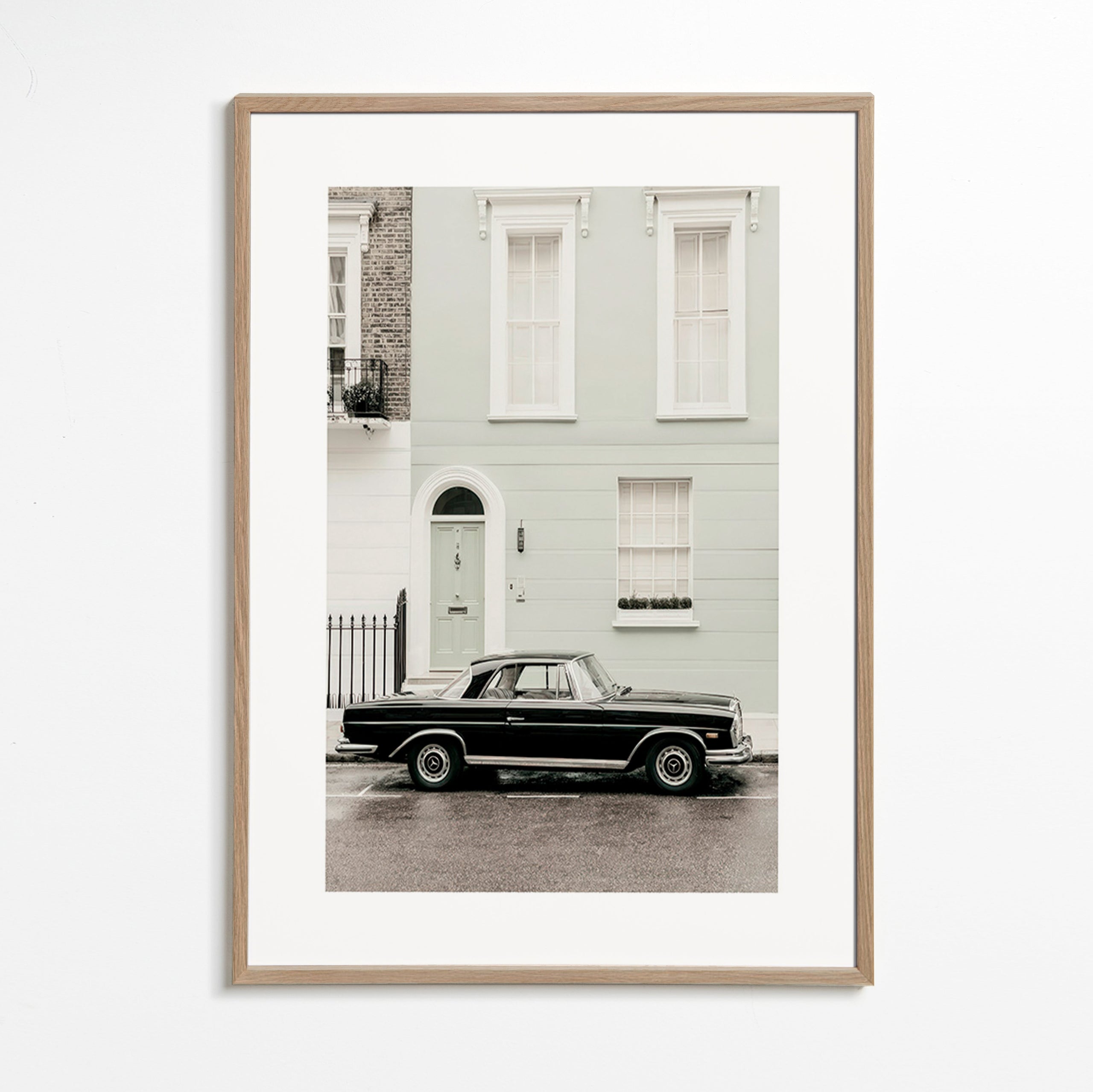Vintage plakat klassisk bil ved byfacade