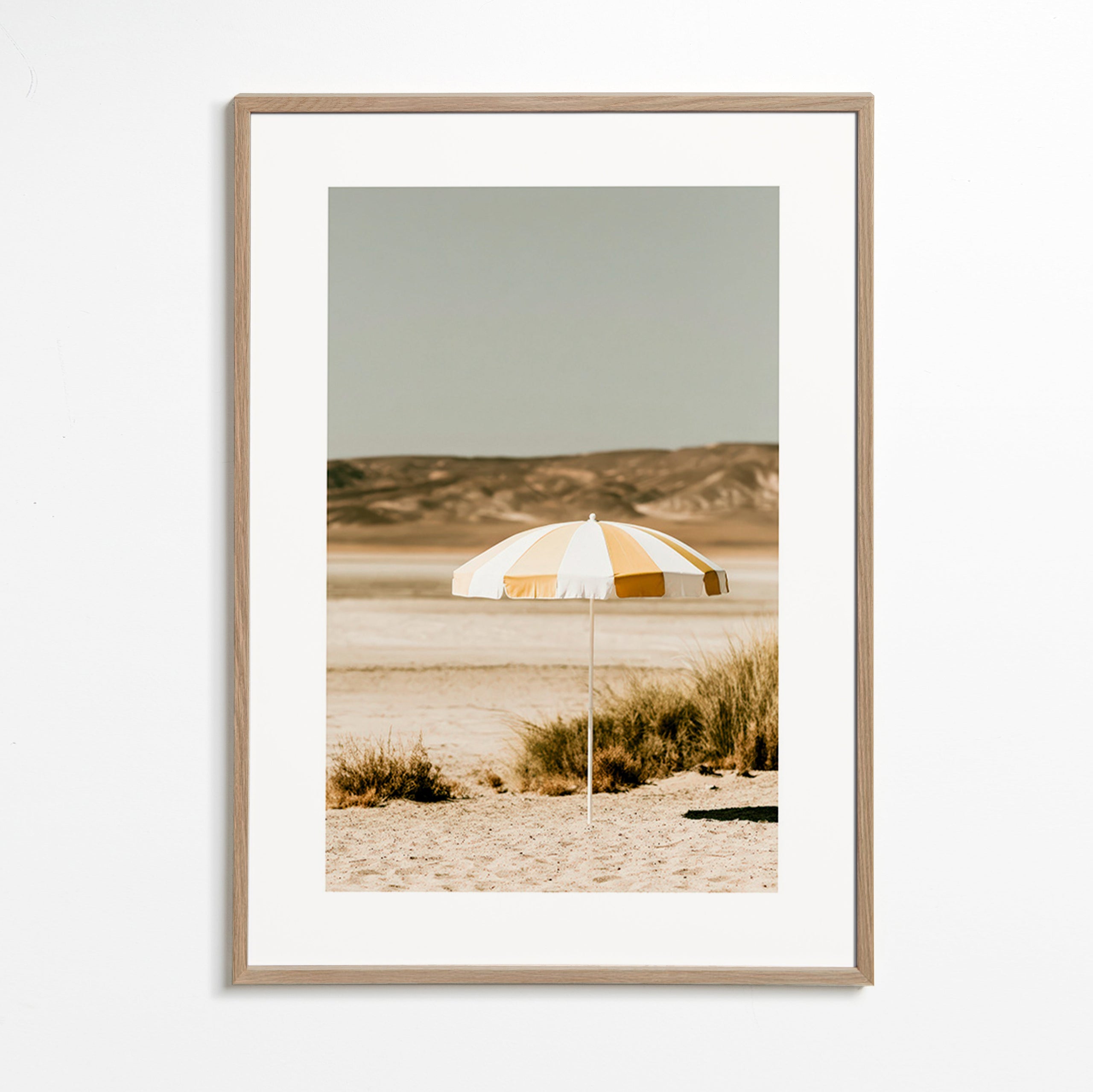 Landskabskunst med stribet strandparasol