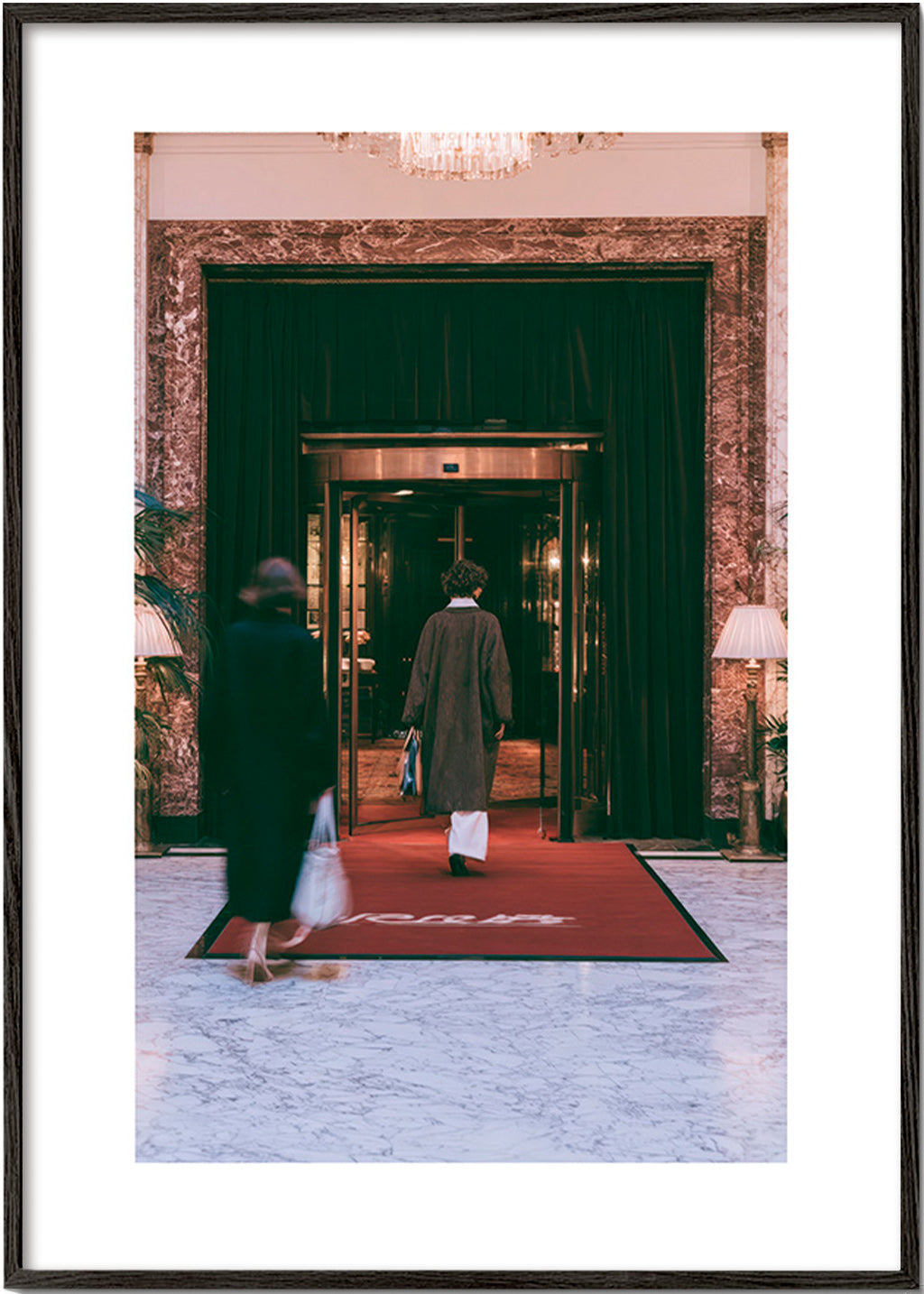 Fotografi af hotelindgang med rød løber