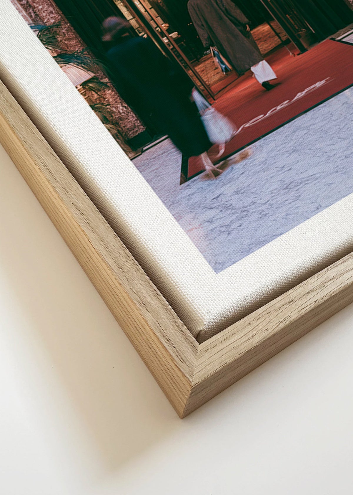 Fotografi af hotelindgang med rød løber