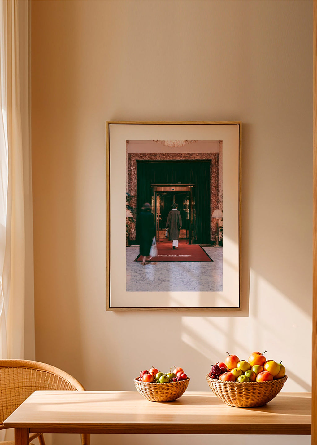 Fotografi af hotelindgang med rød løber
