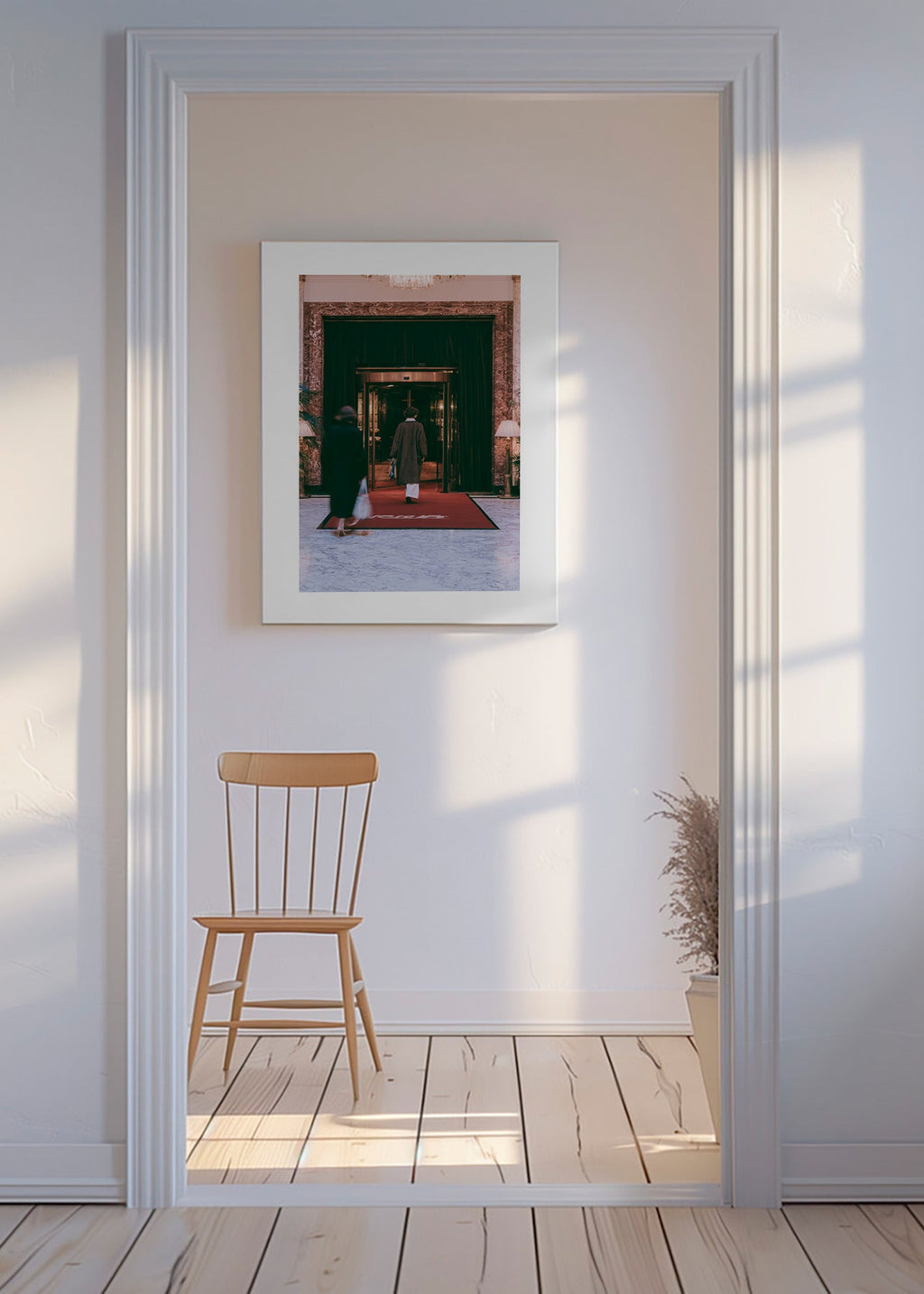 Fotografi af hotelindgang med rød løber