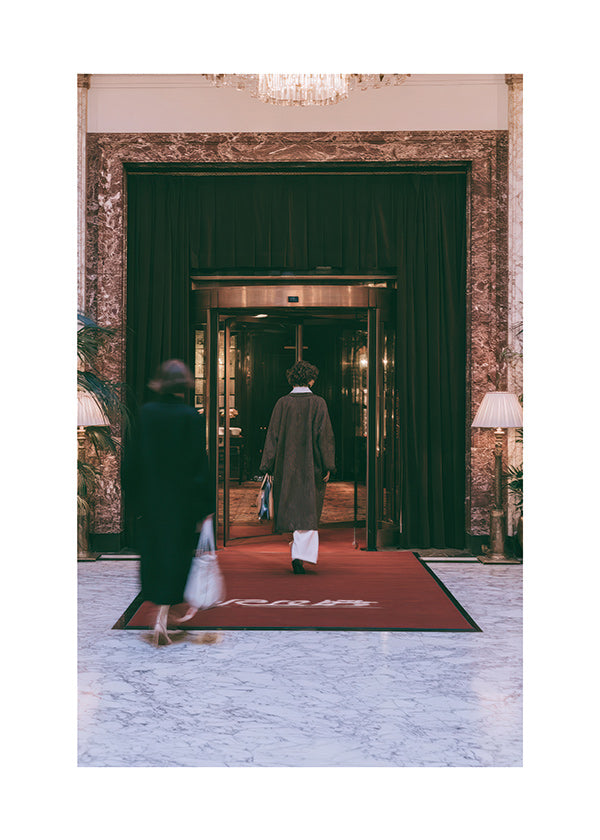 Fotografi af hotelindgang med rød løber