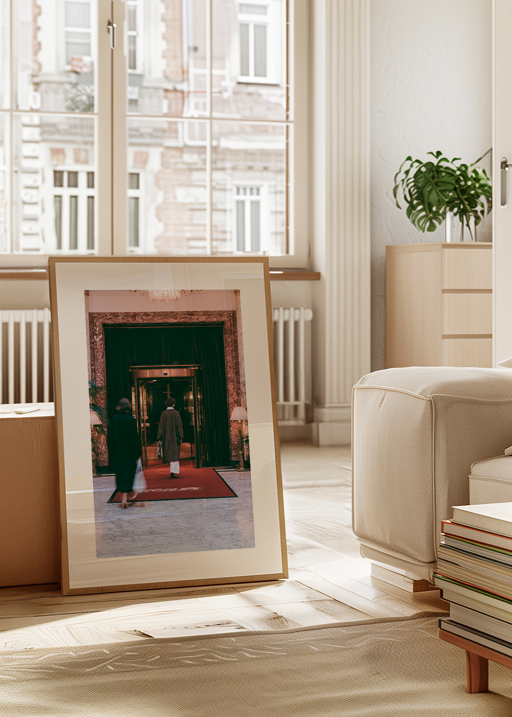 Fotografi af hotelindgang med rød løber