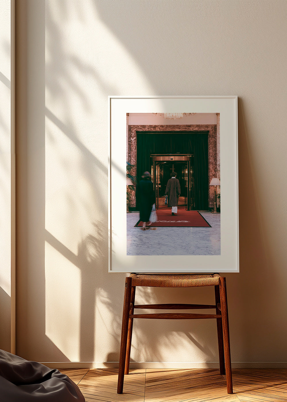 Fotografi af hotelindgang med rød løber