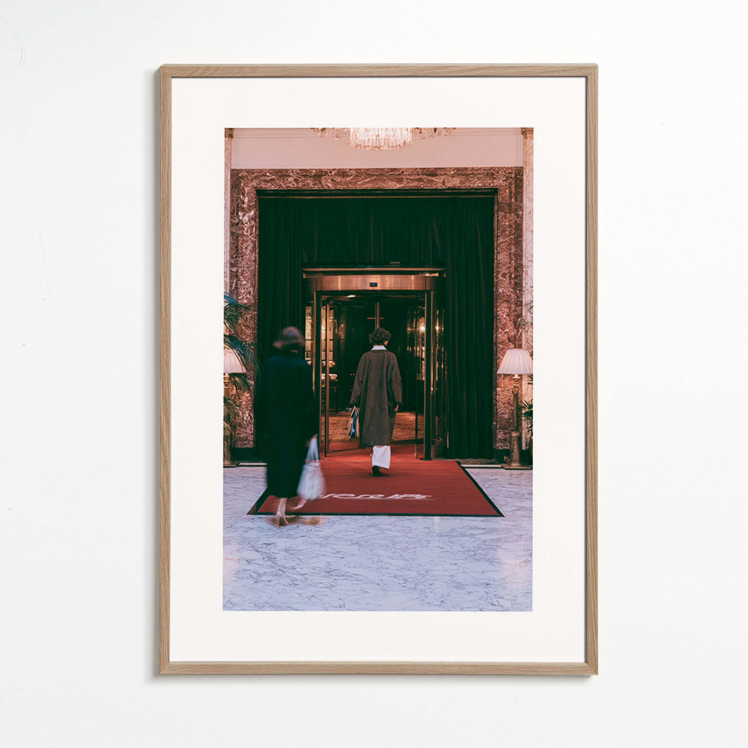 Fotografi af hotelindgang med rød løber